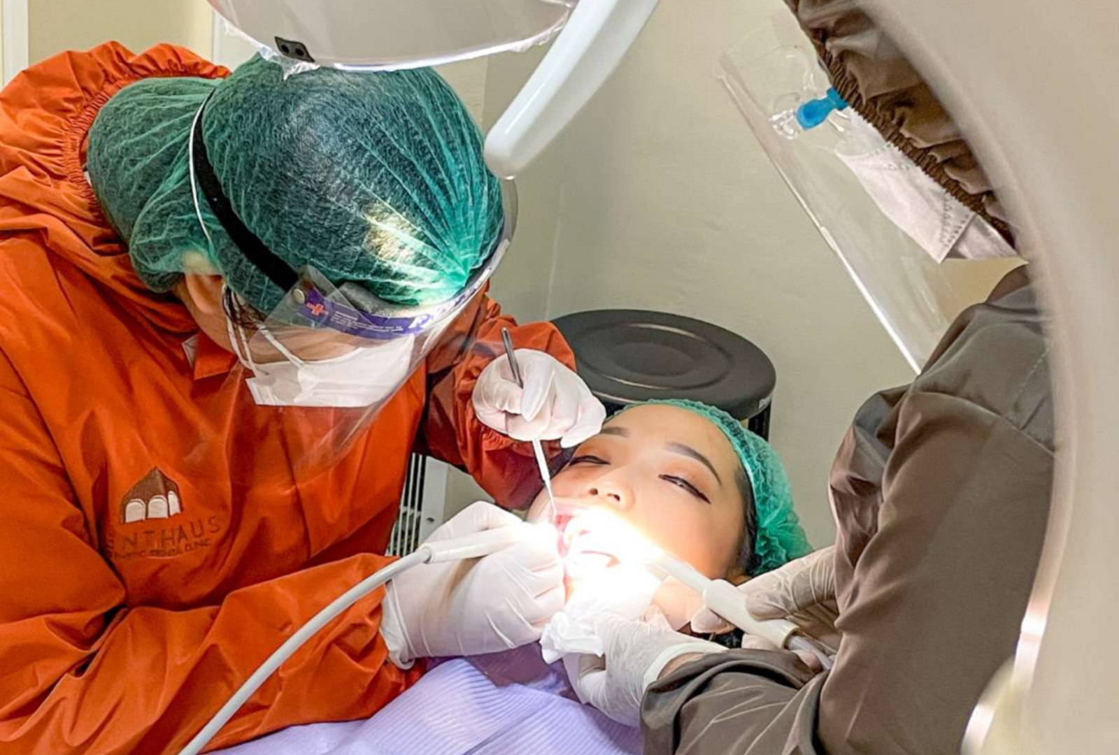 Suasana perawatan di klinik gigi Sidoarjo Denthaus dengan ruang yang nyaman.